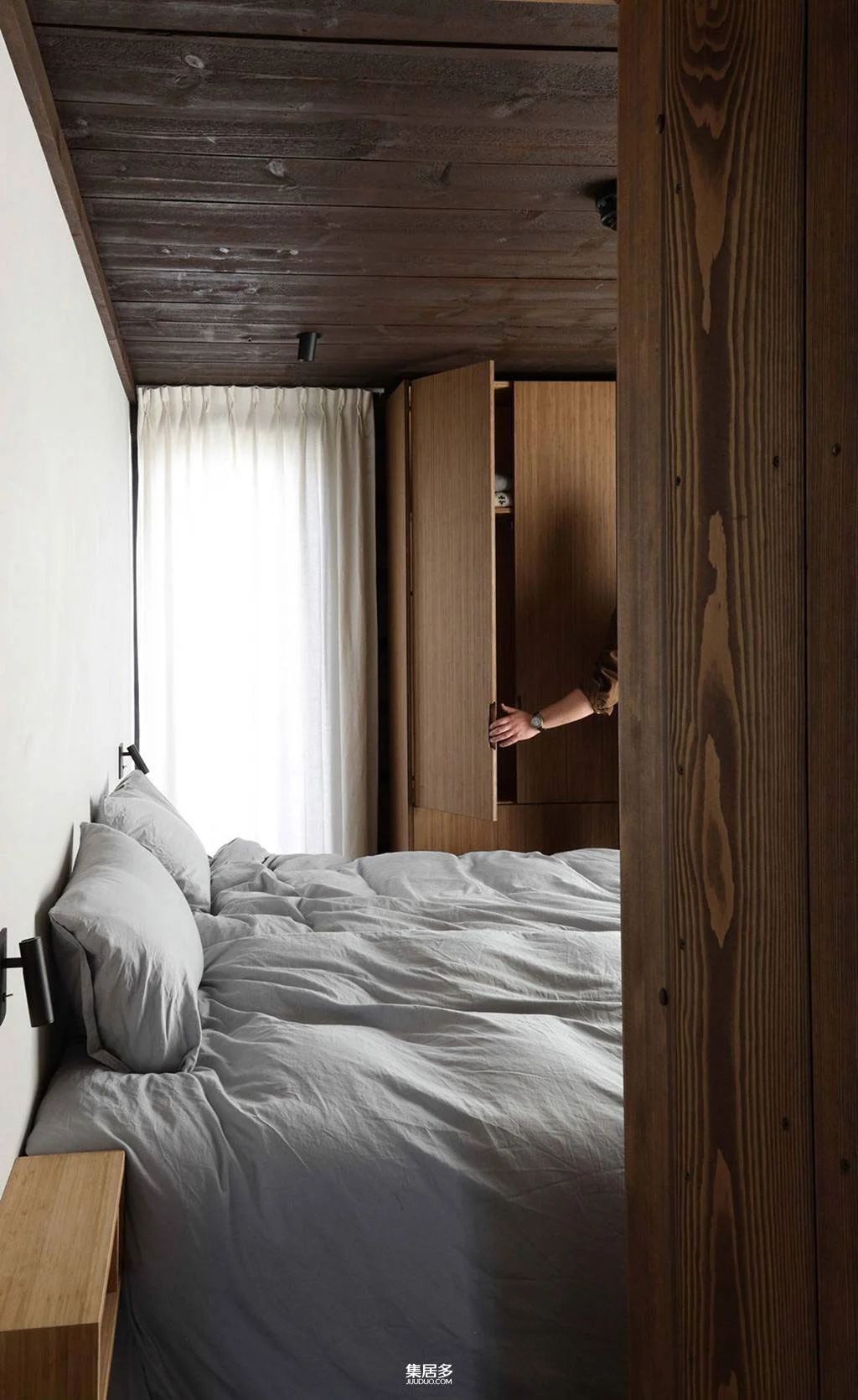 深色木材和浅色现代家具：挪威的山间小屋-8