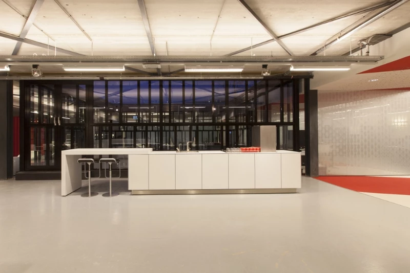 工业区中的绿色创意办公室-4