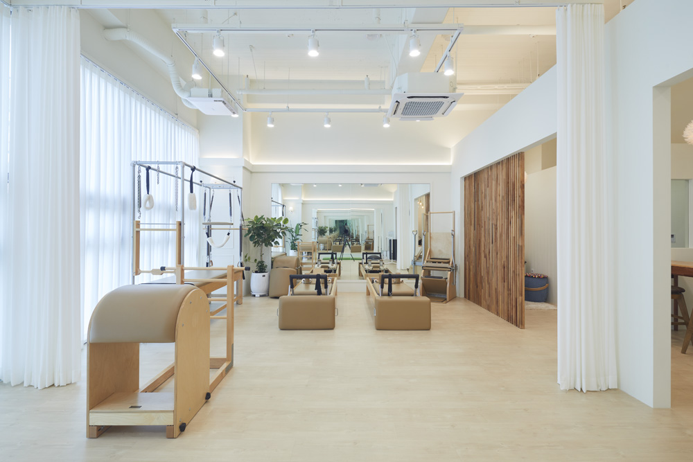 20 平米现代白色木纹健身房室内设计案例-2