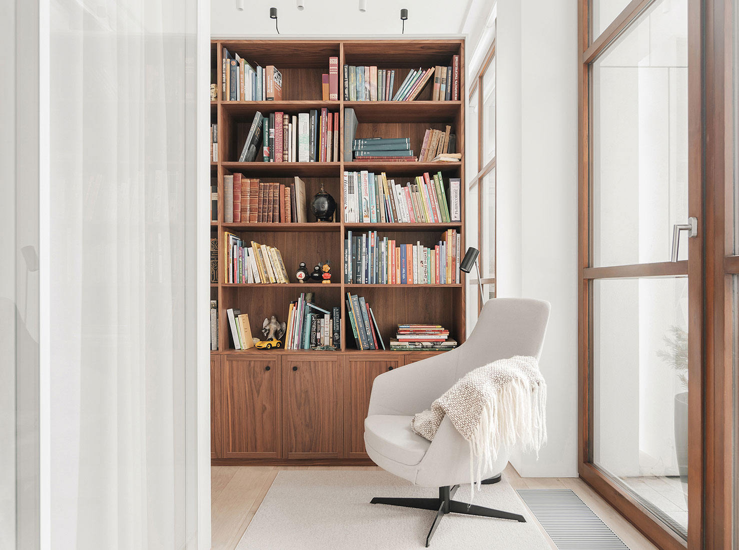 INT2architecture: квартира с антресолью и патио в центре Москвы-7