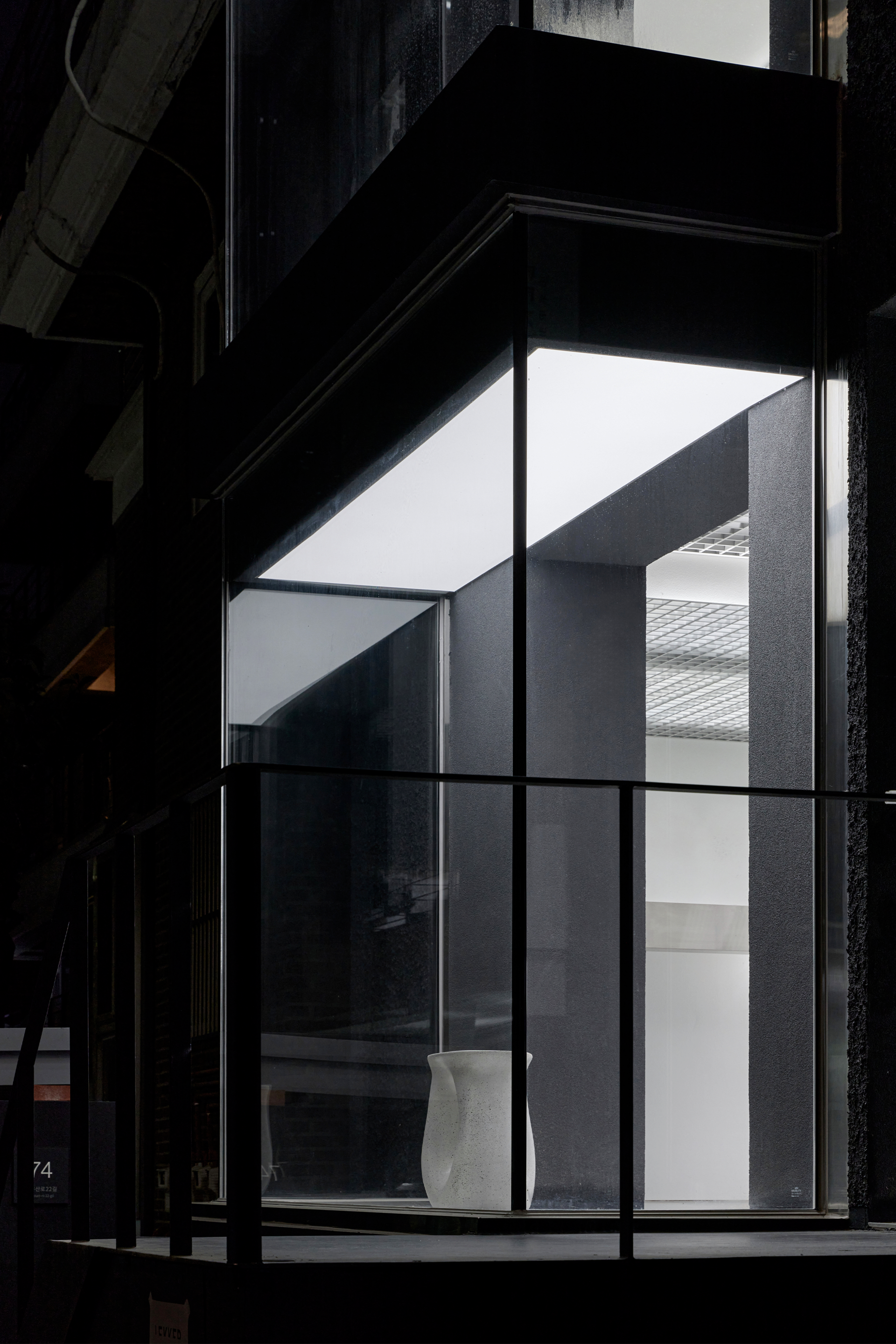 莱克 2

注：Lekker可能是一个特定的人名、品牌名等，2可能是编号等若有更具体的语境，翻译可能更精准 丨Docent Design-26