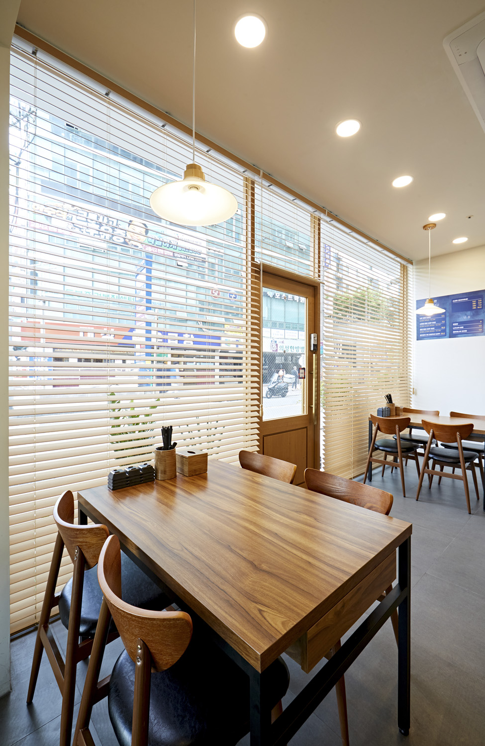 10 坪极简主义烤鱼店，品味温馨与时尚-12