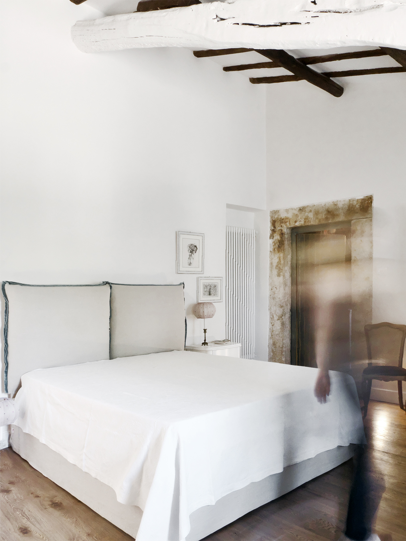 古宅新生,罗马洞石与实木地板的优雅融合-7