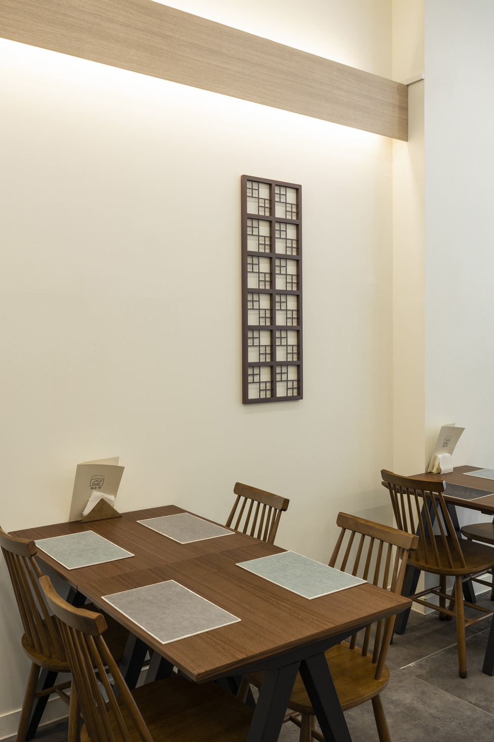 白色与木质，极简主义餐厅设计-15