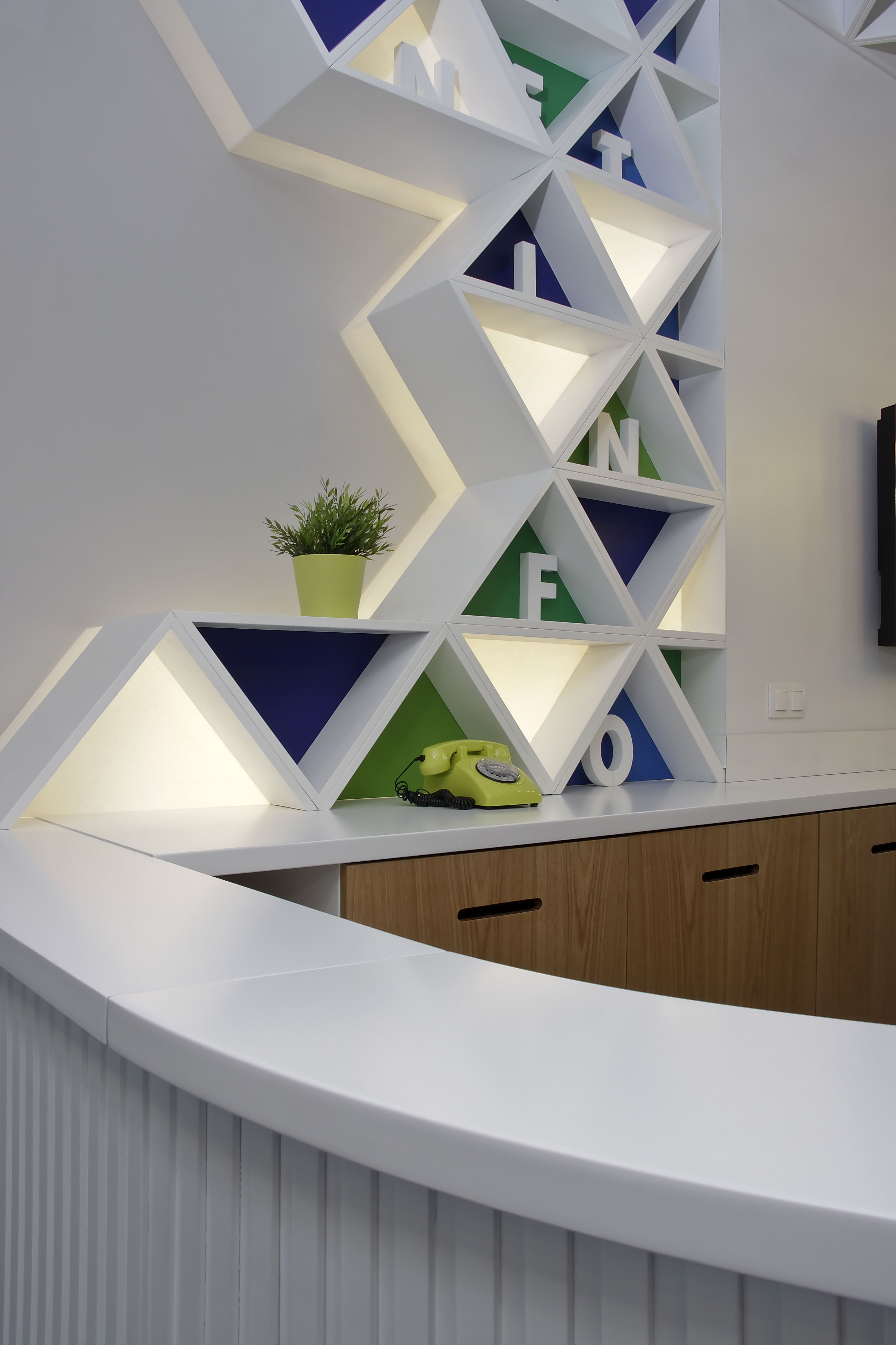 现代科技融入的灰色空间-19