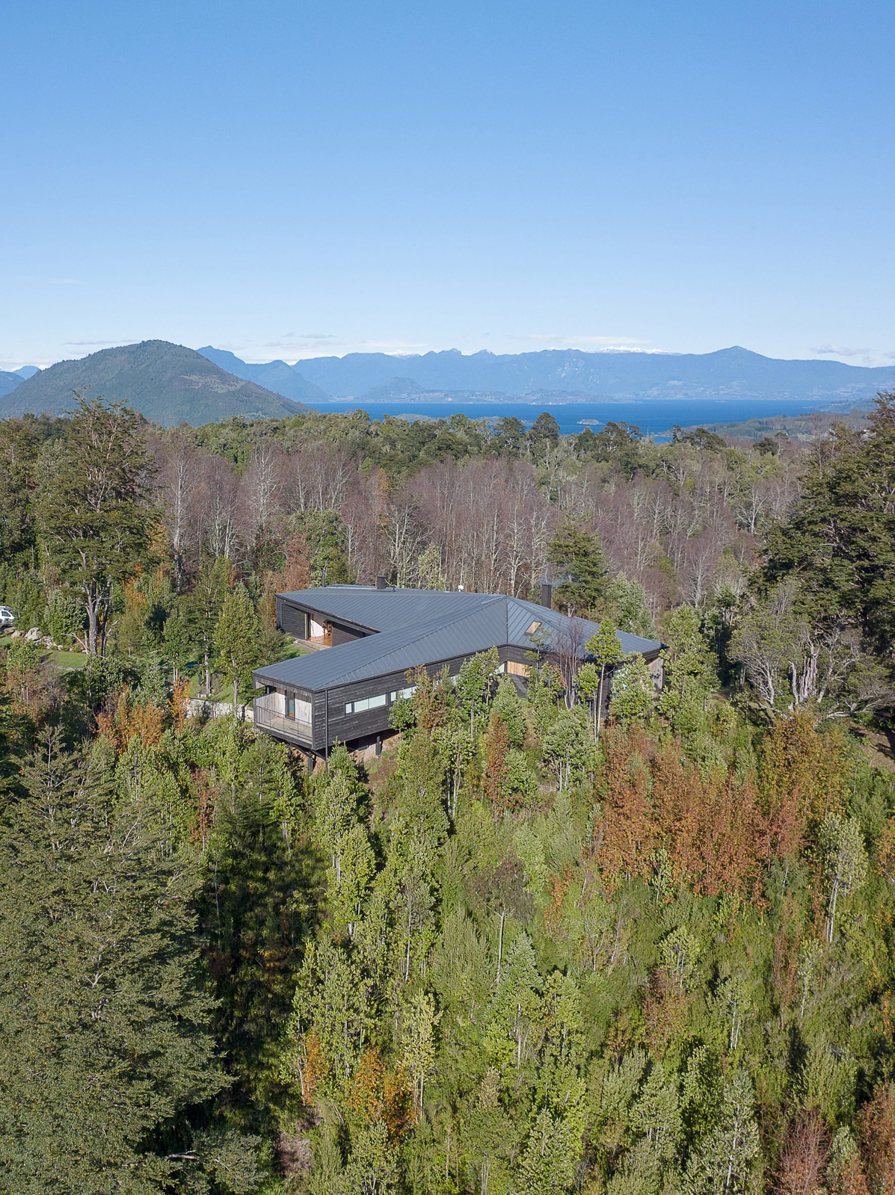 智利 Hebra Arquitectos 设计的 Apfel House | T 形木屋嵌入山丘，尽享美景-3