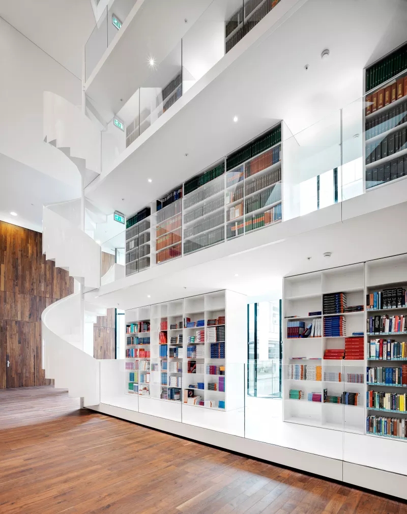 已有建筑中新空间的挖掘：镂空天花板，打造满溢阳光的中庭医学中心-4