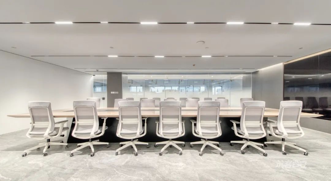 不锈钢吊顶打造科技感消防公司办公空间-28