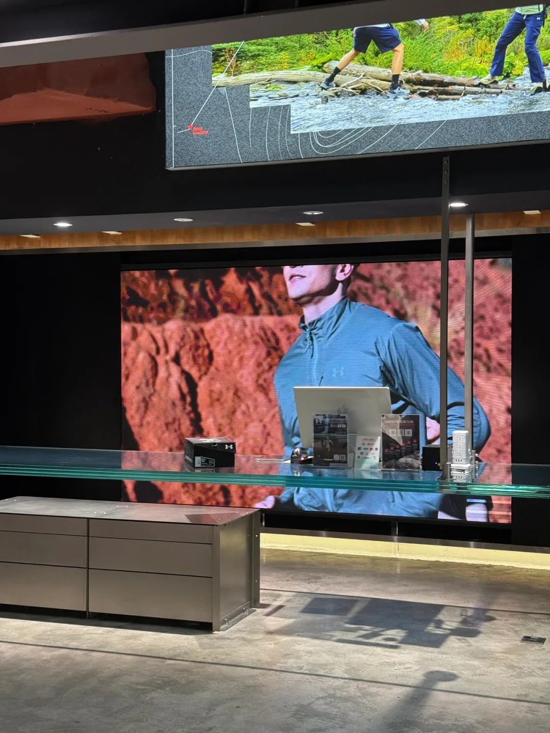 安德玛 首家户外会员店，工业未来风-8