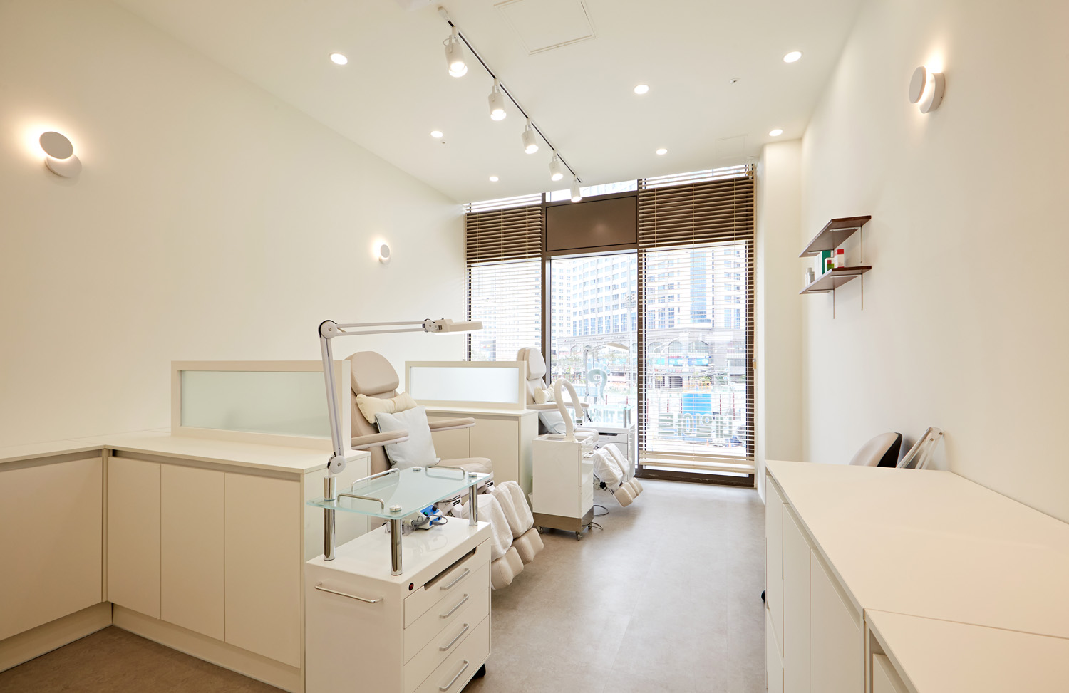 15 坪简约风格美甲店 打造温馨舒适空间-10