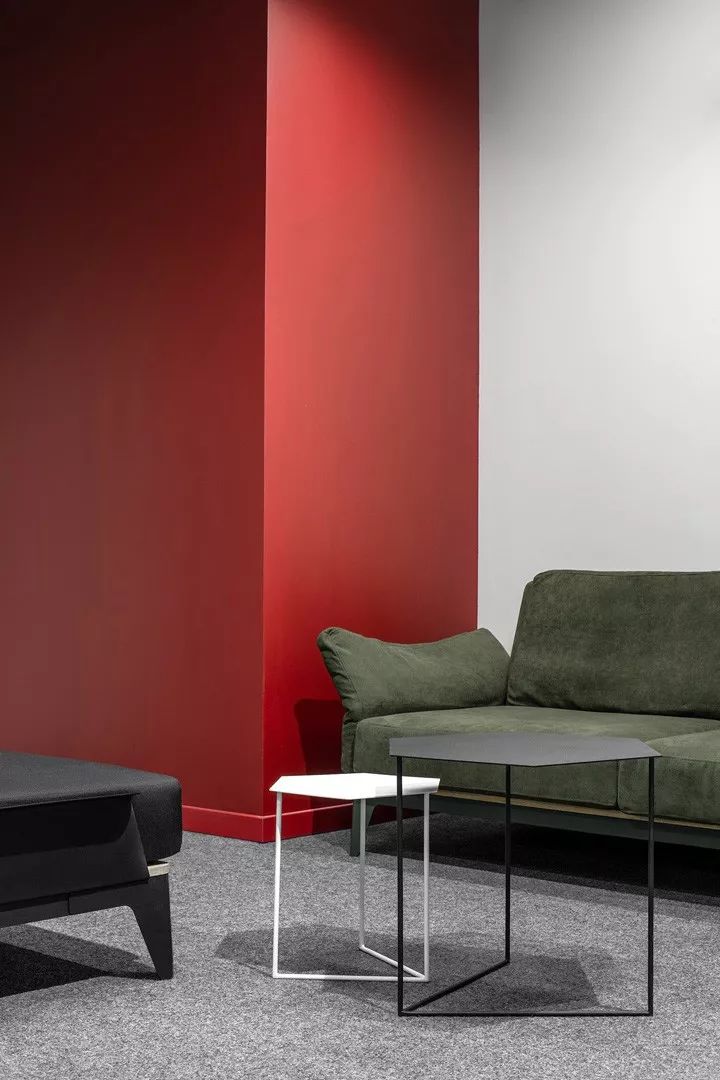 乌克兰 AmoMedia 办公室 | 工业风与活力的红绿碰撞-3