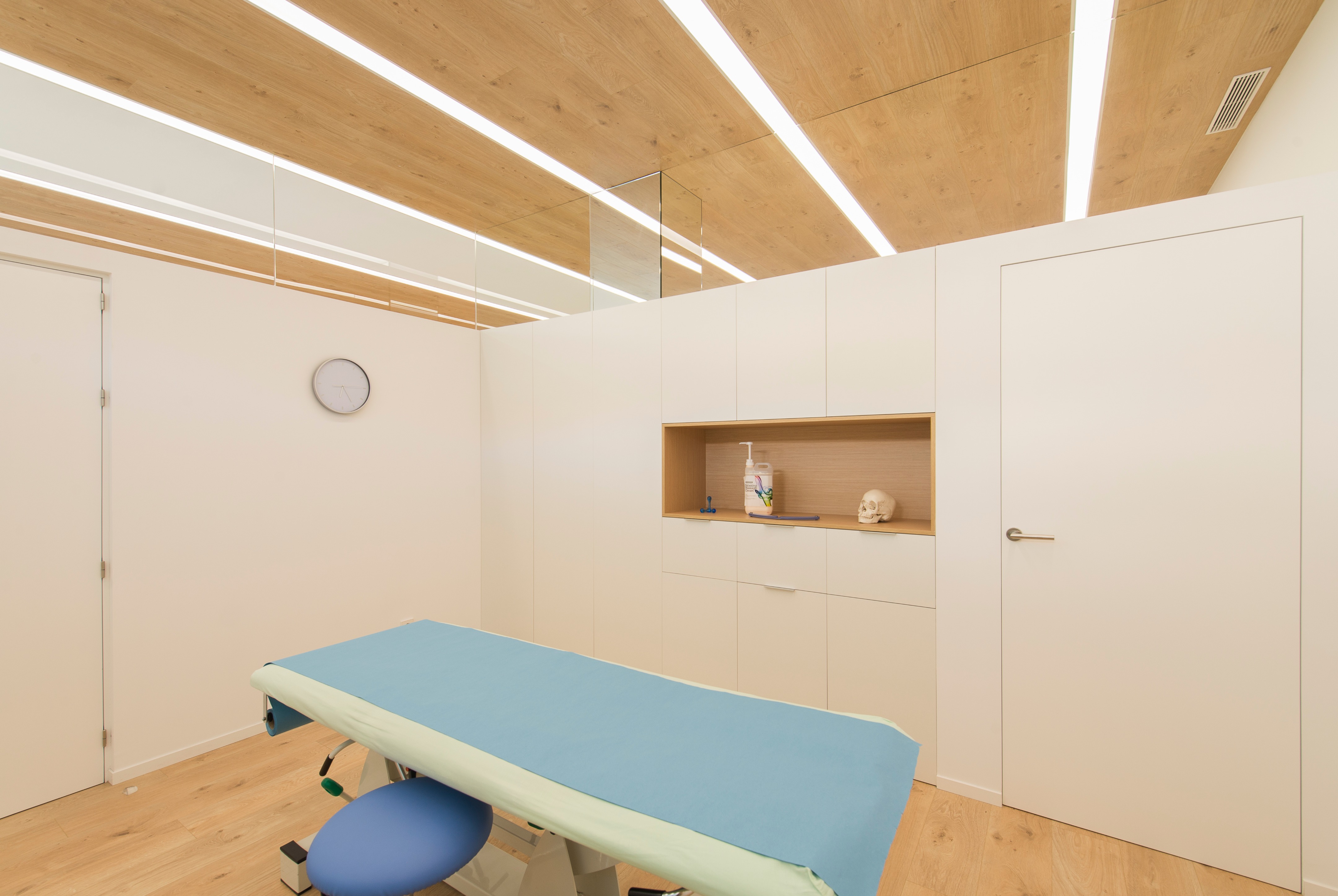 西班牙 Aitor Mira 诊所 | 自然光与木质调的舒适疗法空间-15