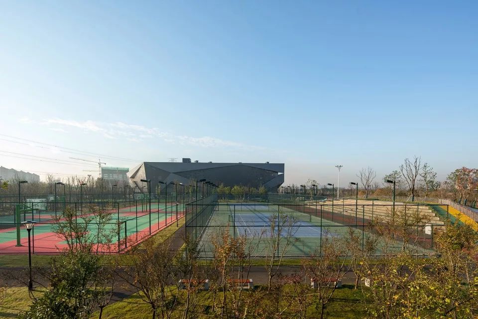 扬州南部新城体育园 | 现代建筑与传统窗花的完美融合-27