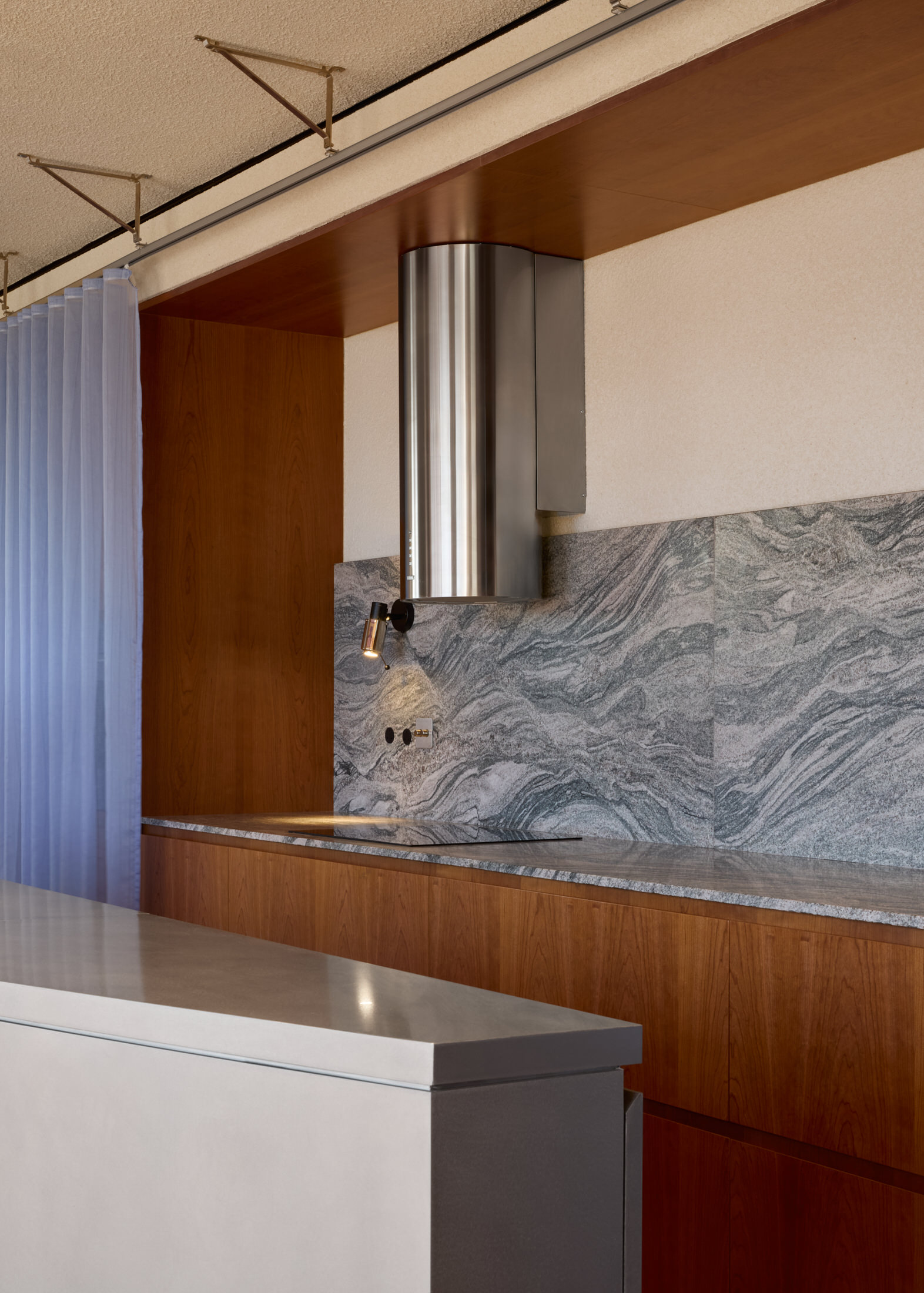 Mid-Century Vibes in Modern Dubai: Al Barari Apartment by Bone Studio.-51