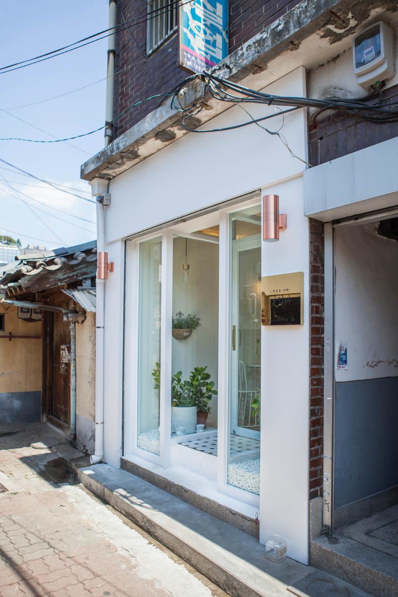 首尔 15 坪白色极简风咖啡厅设计-12