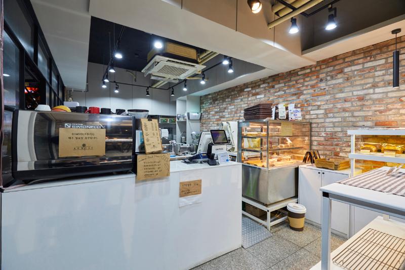 现代简约风 10 坪咖啡厅，打造温馨小空间-4