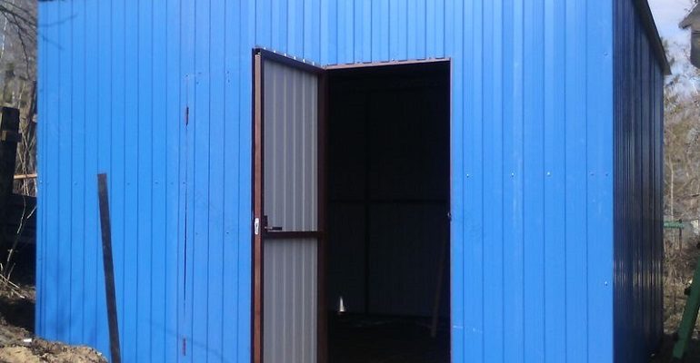 自建金属和木质的乡村储物棚-1