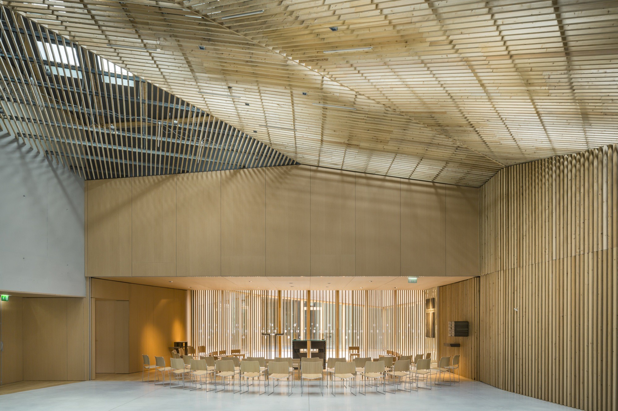 折叠 zinc 外壳中的宁静圣所——法国 Ensemble Pastoral Catholique 教堂设计-43