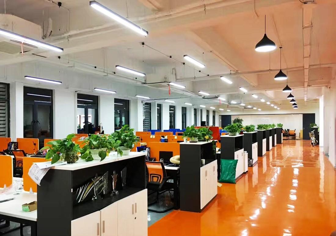 三位大师的橙色火花 | LOGO 元素巧妙的室内设计-4