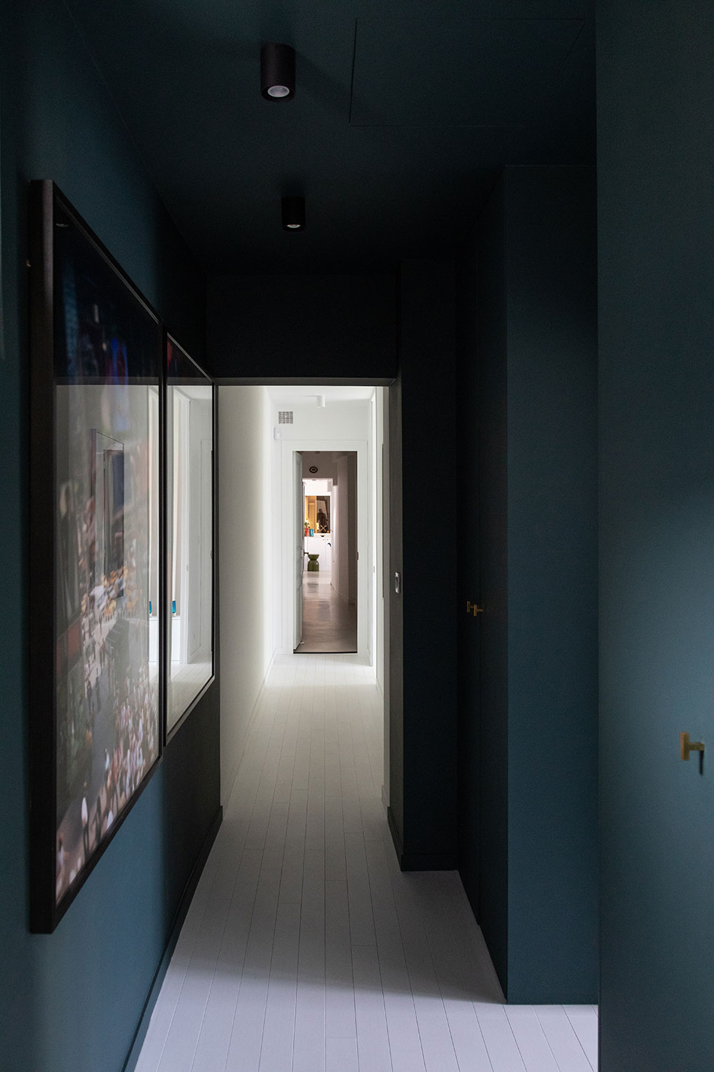 巴黎白色公寓 | 明亮装饰与绿色厨房的巧妙融合-14