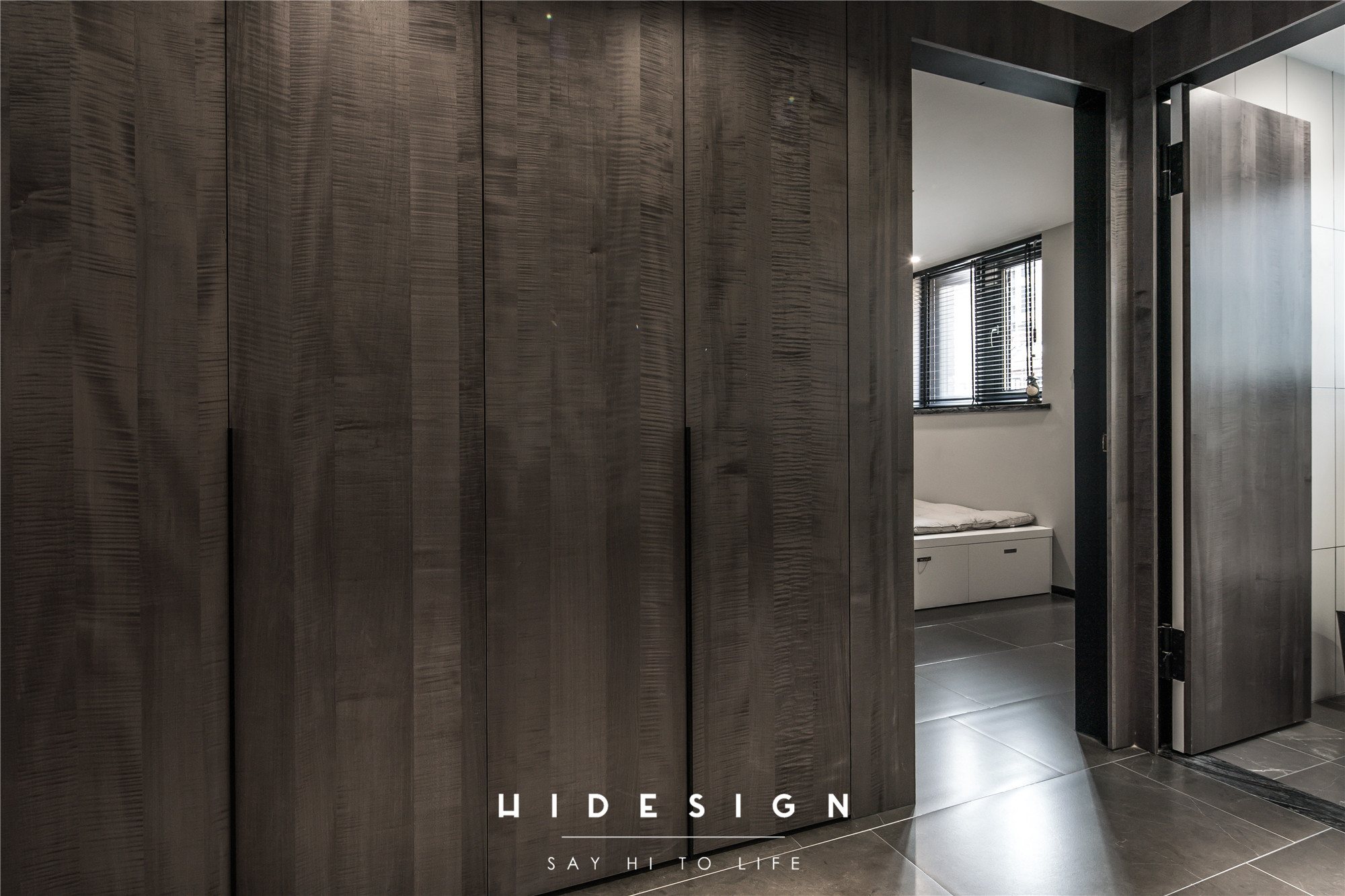 深色工业风重塑阿斯加德，功能分区打造年轻夫妻理想居所-24