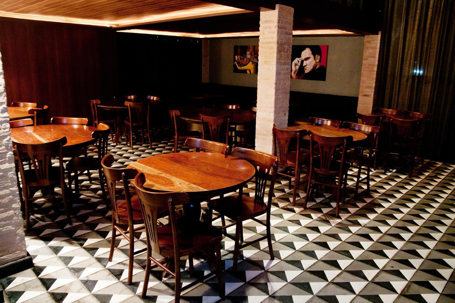 巴西木质酒吧 Sibipiruna 的现代翻新-7