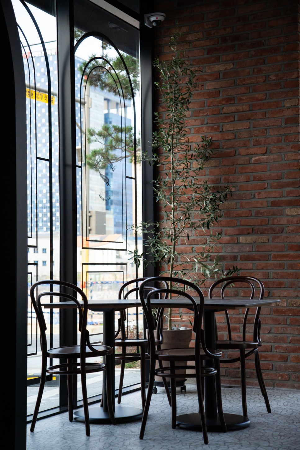 伦敦 45 平米小公寓，照明营造多元氛围-12