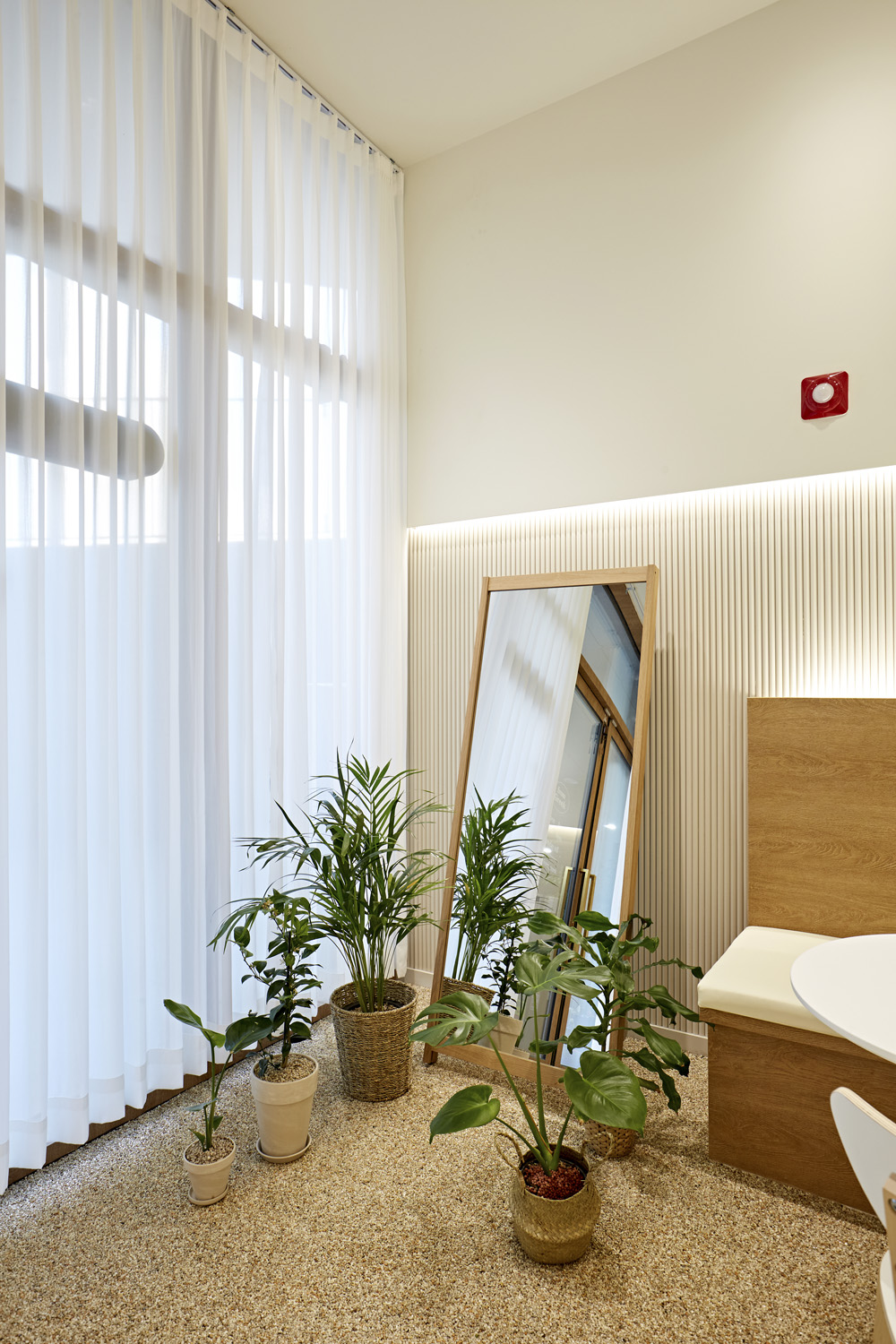 简约白色与木色调的 14 平米小空间设计-12