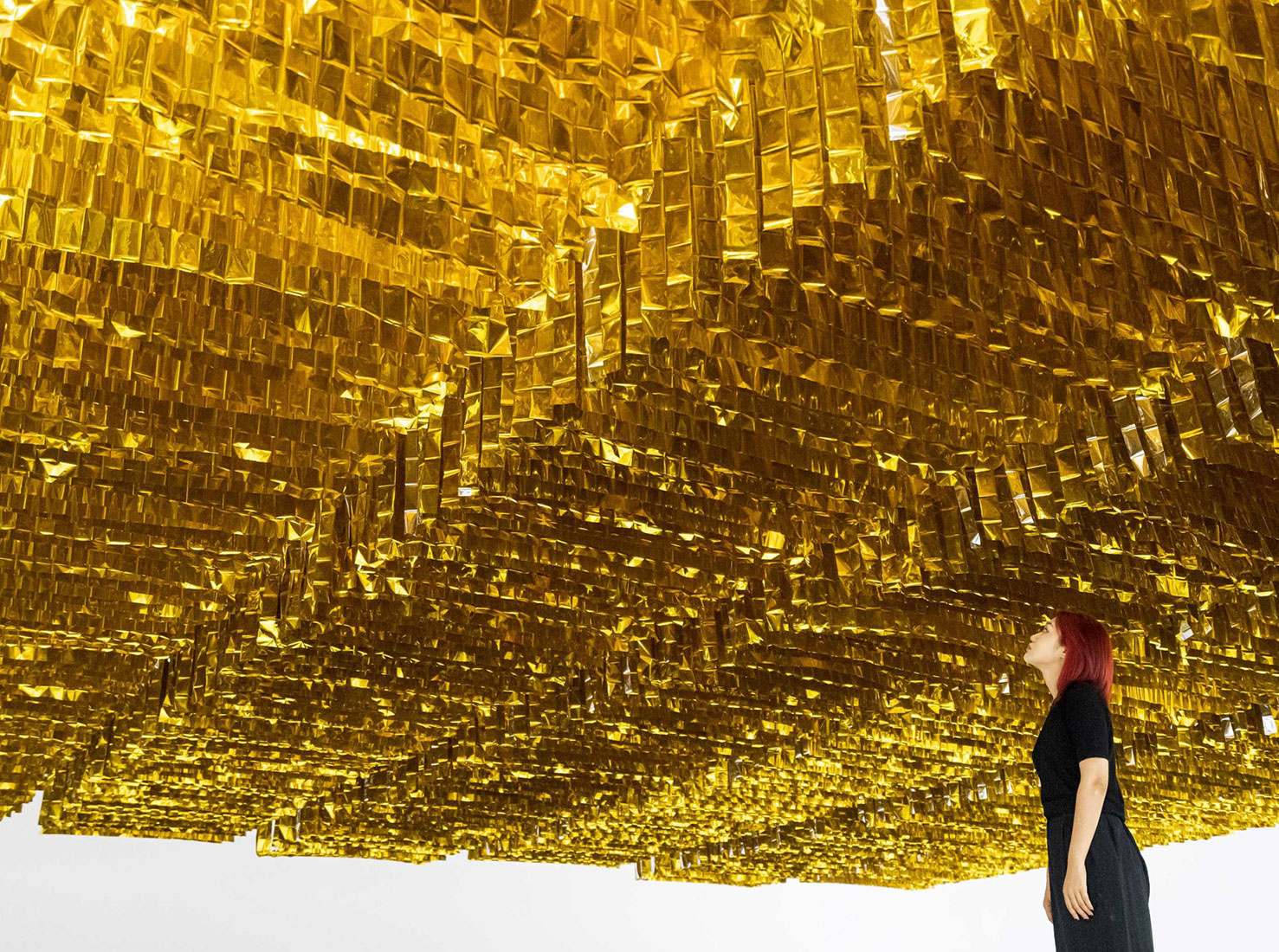 Золотые аварийные одеяла в инсталляции: уникальные художественные шедевры-3