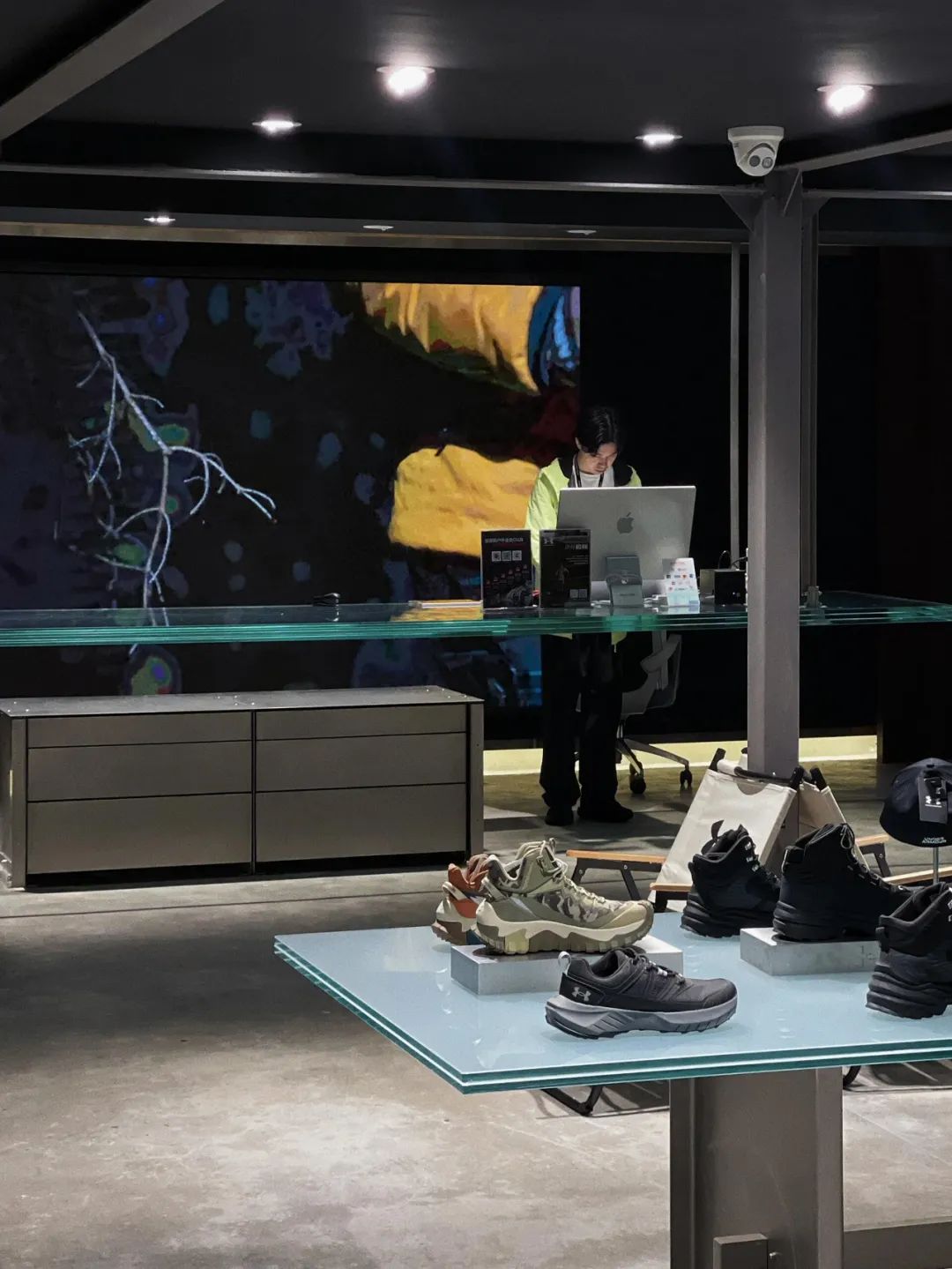 安德玛 首家户外会员店，工业未来风-10