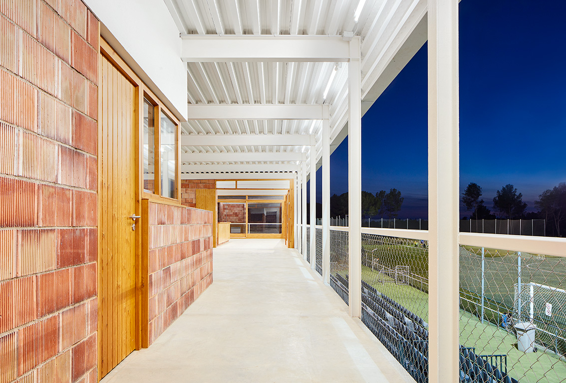 Matadepera球场观赛台，市政体育设施的支持性空间 / BAMMP Arquitectes-18