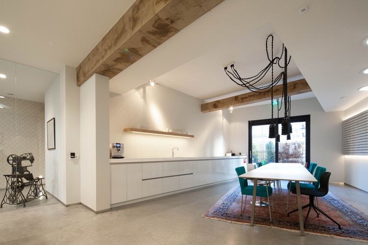 荷兰蒂尔堡儿童鞋制造商总部,双面建筑魅力独特-13