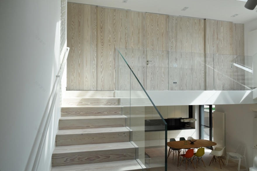 罗马尼亚四口之家垂直住宅,自然材料与光影共舞-37