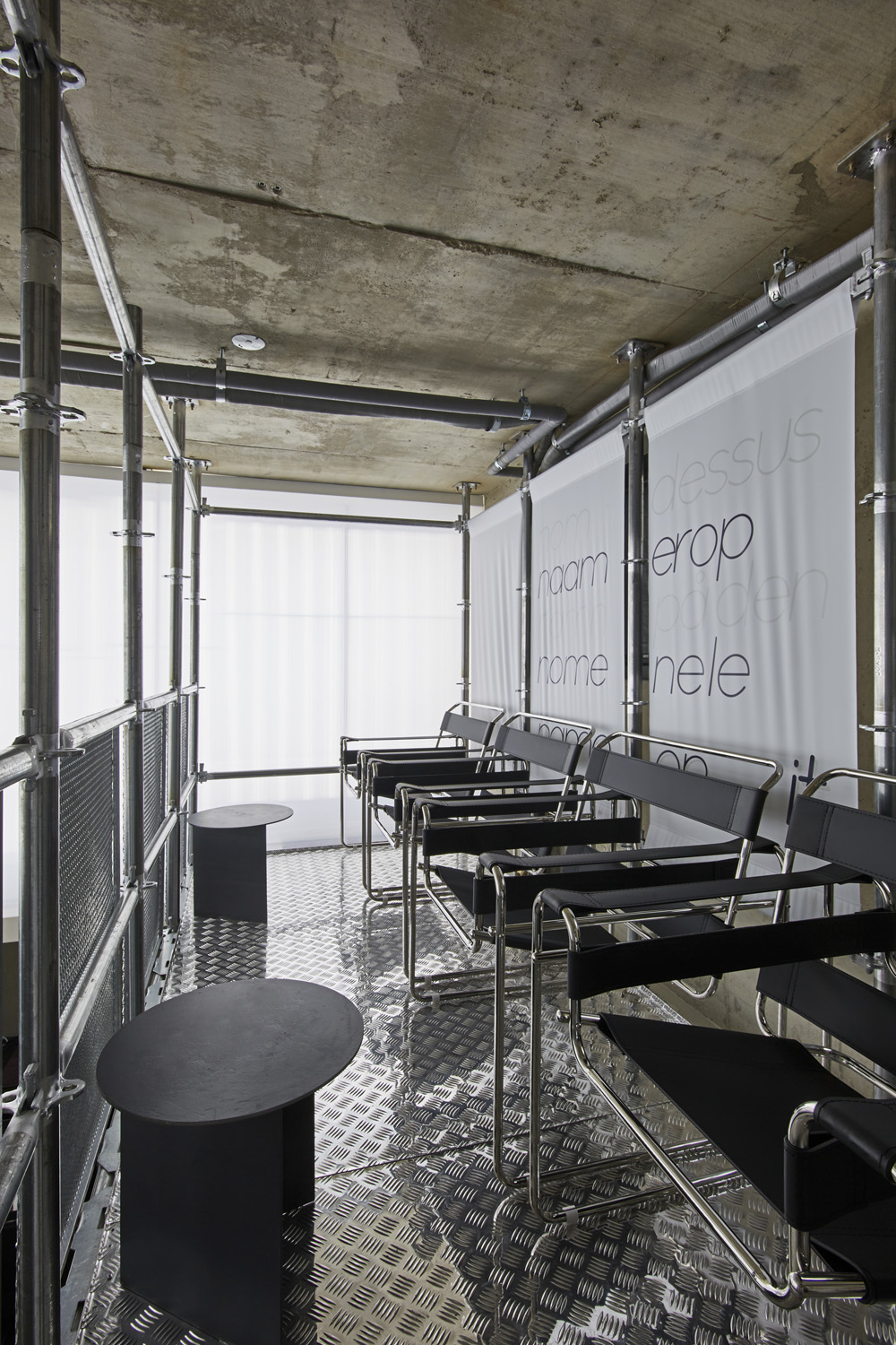 金属材质打造独特氛围的 50 平米咖啡厅-10