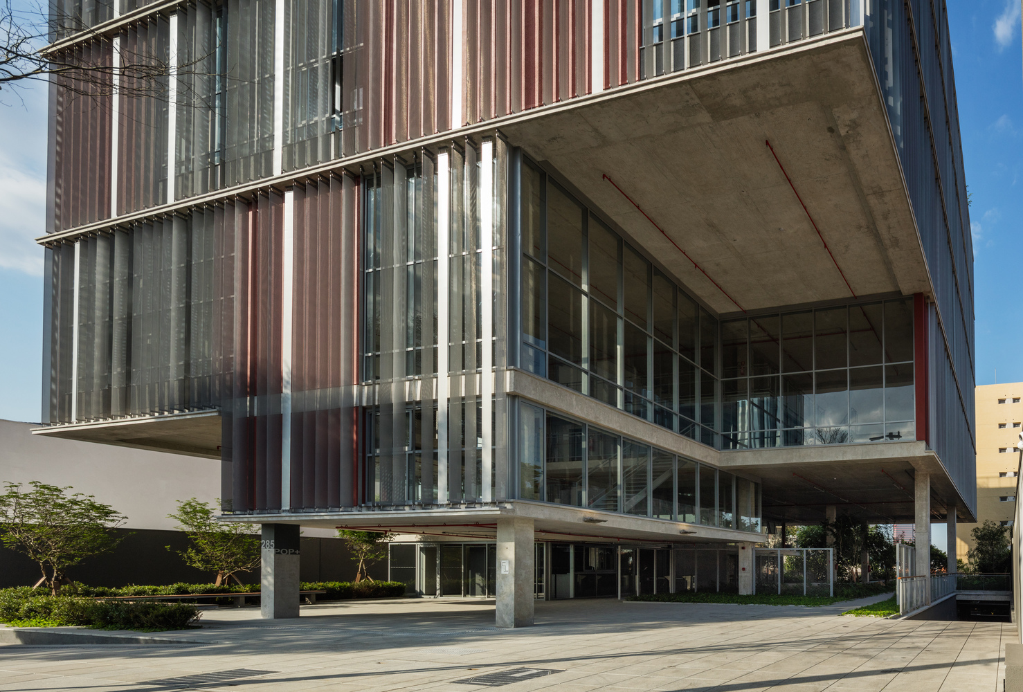 巴西圣保罗 Pop+ 建筑,绿意环绕的现代商业空间-39