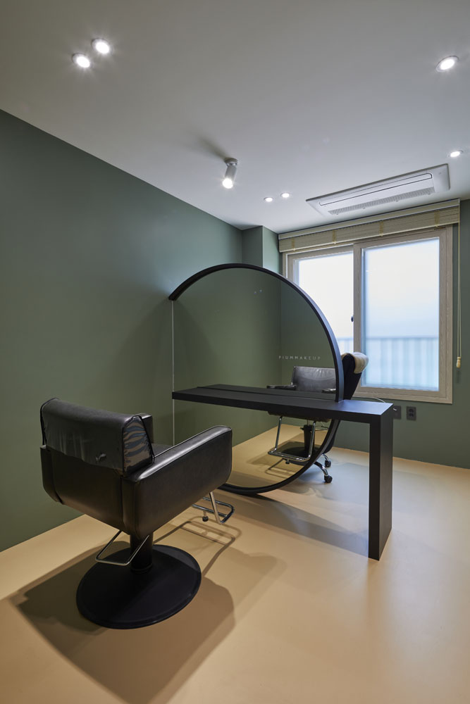 照明点缀的 20 坪现代美妆店-12