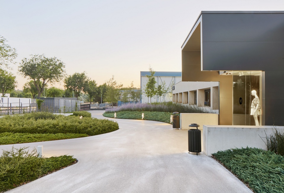 绿意盎然的多功能景观空间——MANGO 设计中心巴塞罗那景观项目-42