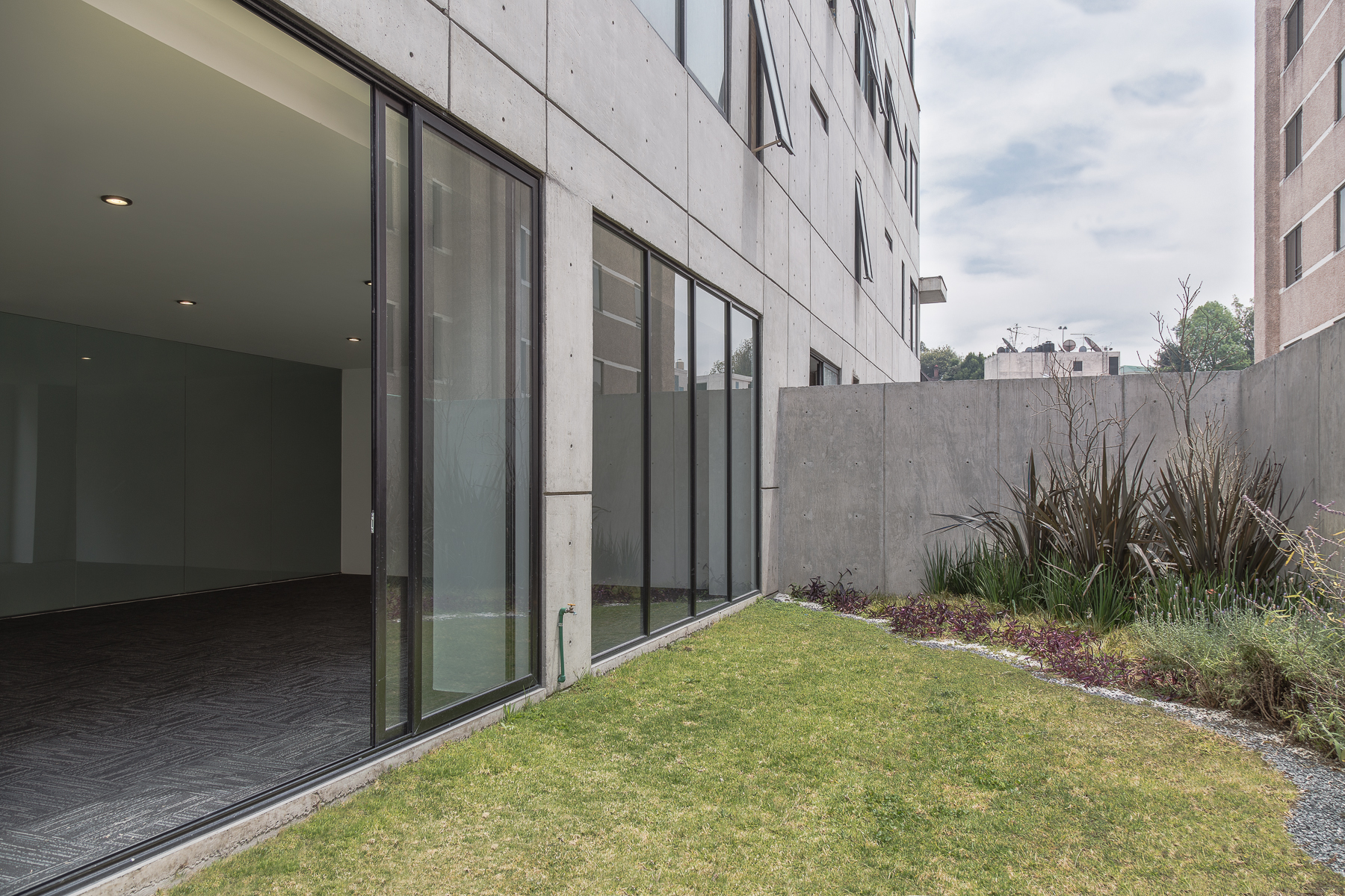 2015 年建造的 Tabachines 多单元住宅公寓室内设计解读-10