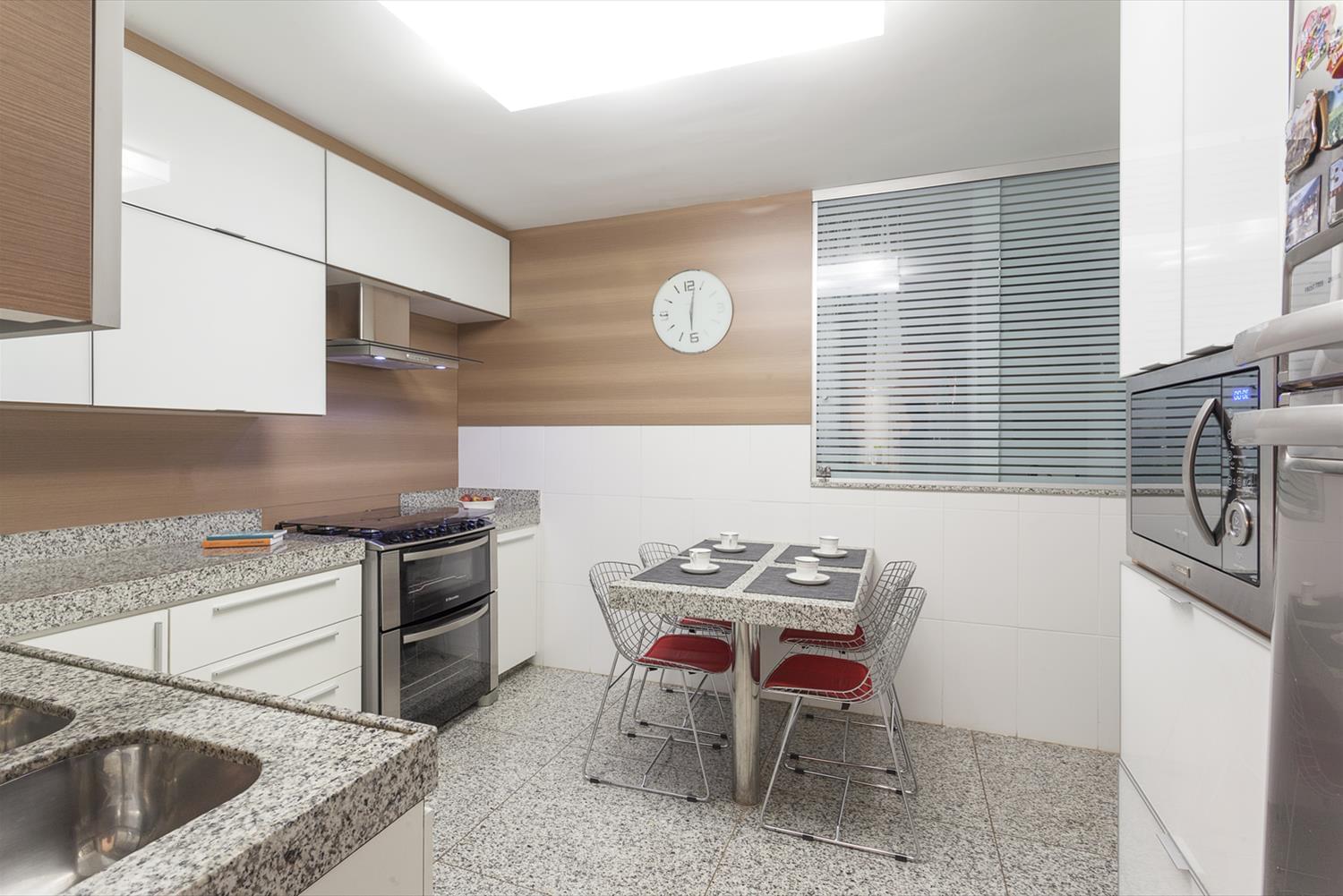 巴西 Carmen Calixto Arquitetura 设计的 Apartamento Holanda，展现温馨住宅魅力-5