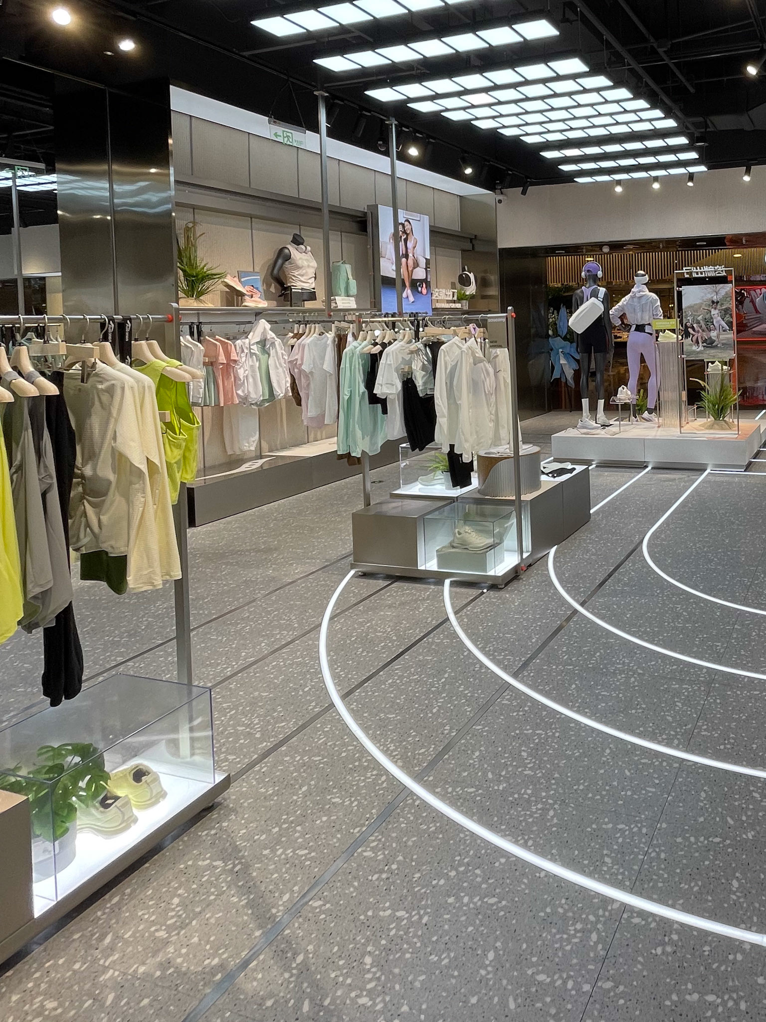 Saucony 新门店开业设计-58