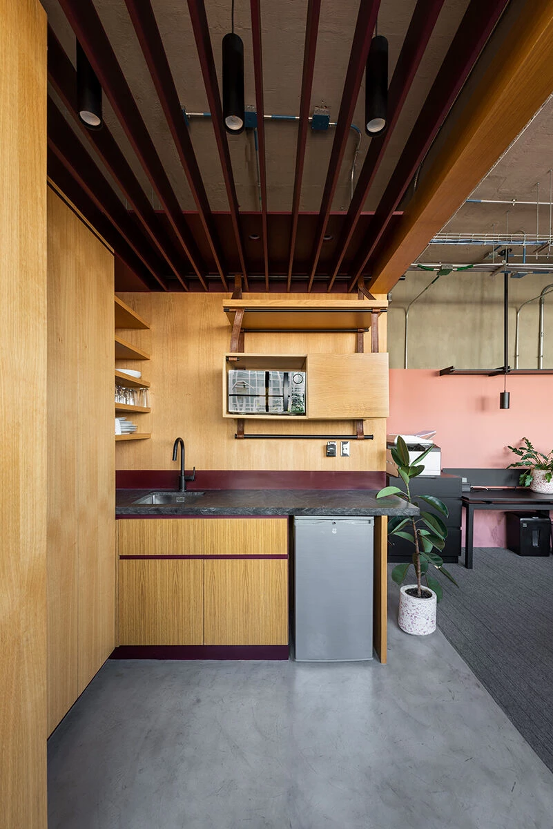 墨西哥城繁忙大道上的空中办公室改造-17