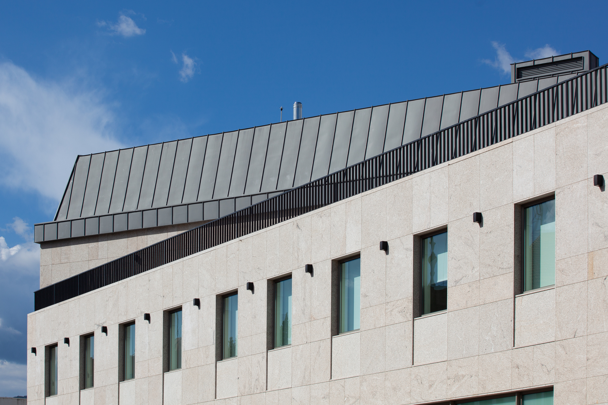 Luz Saúde Vila Real Hospital / OPENBOOK Architecture-21