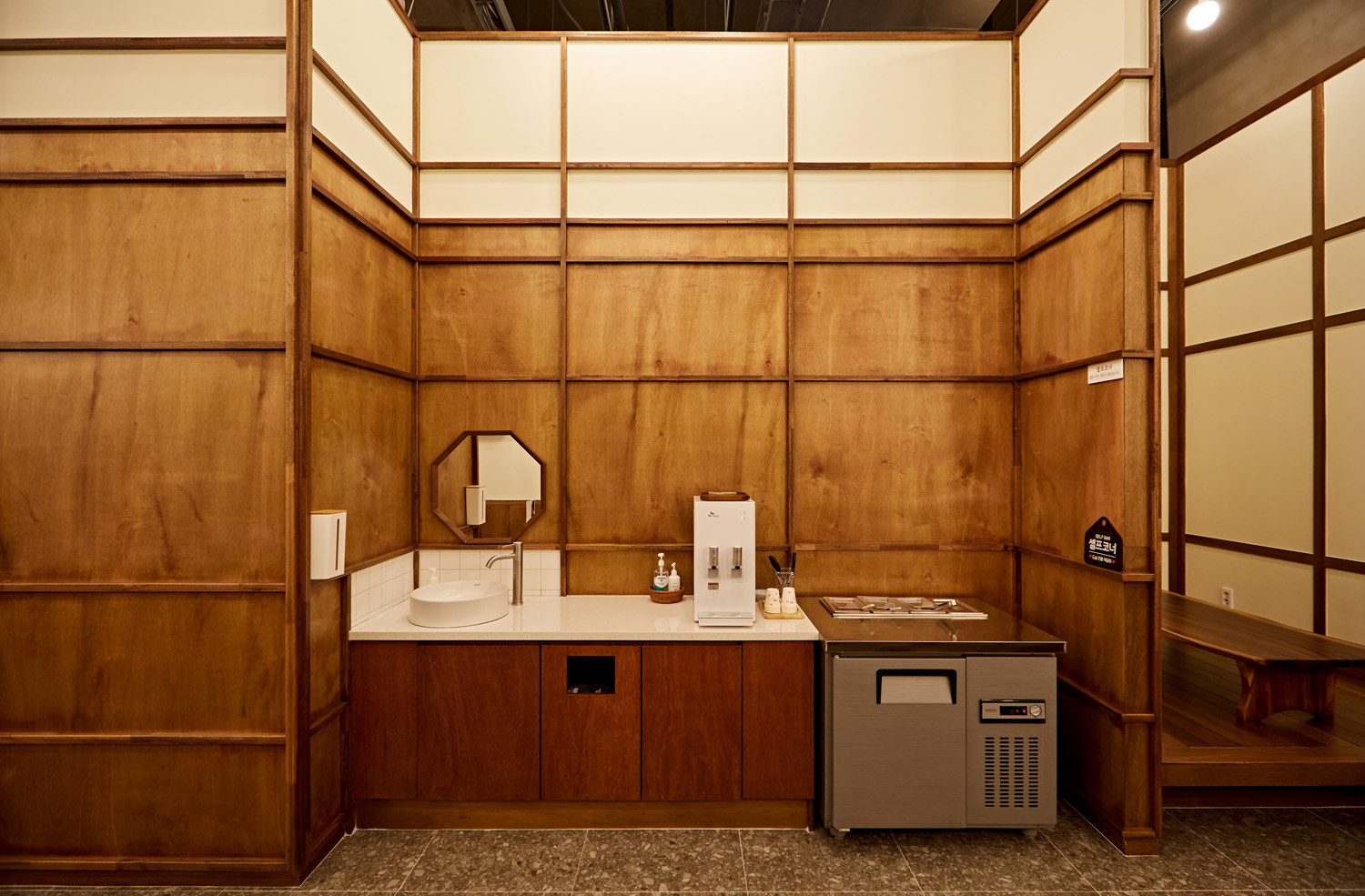 白色与木色交融的极简主义 20 平米小屋设计-10