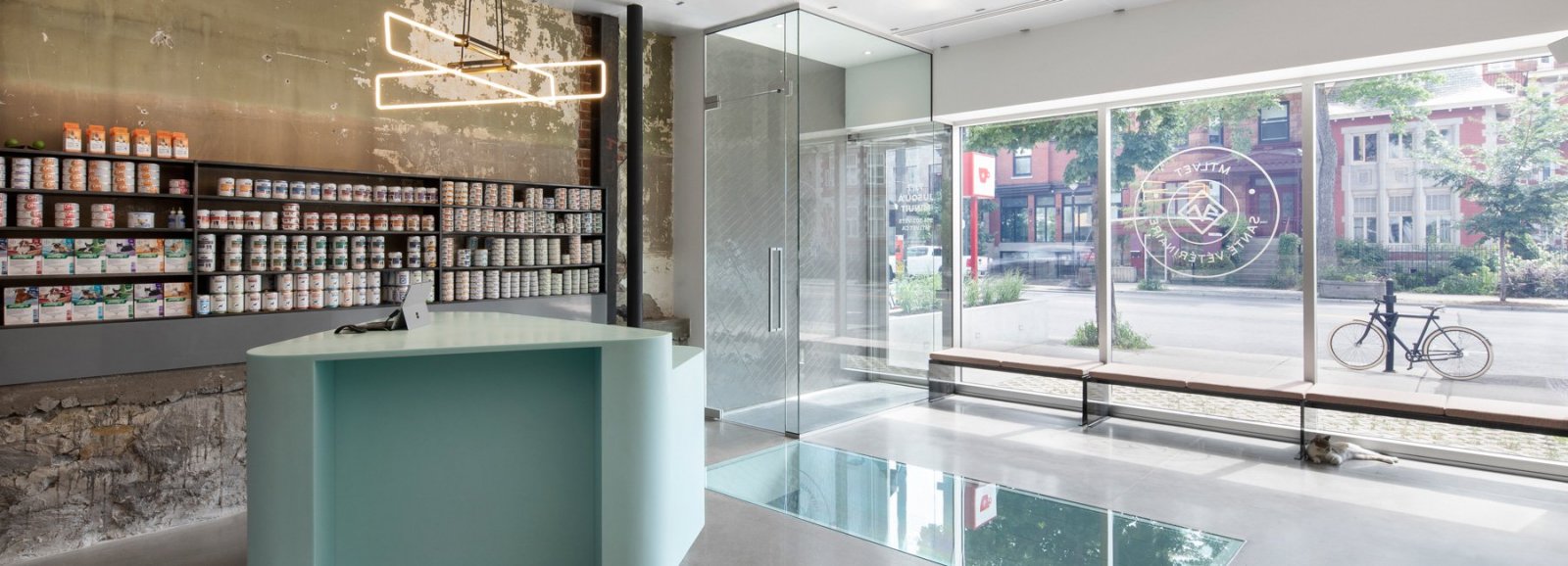 由废弃摄影棚改造的蒙特利尔宠物医院 住宅  T B A-0