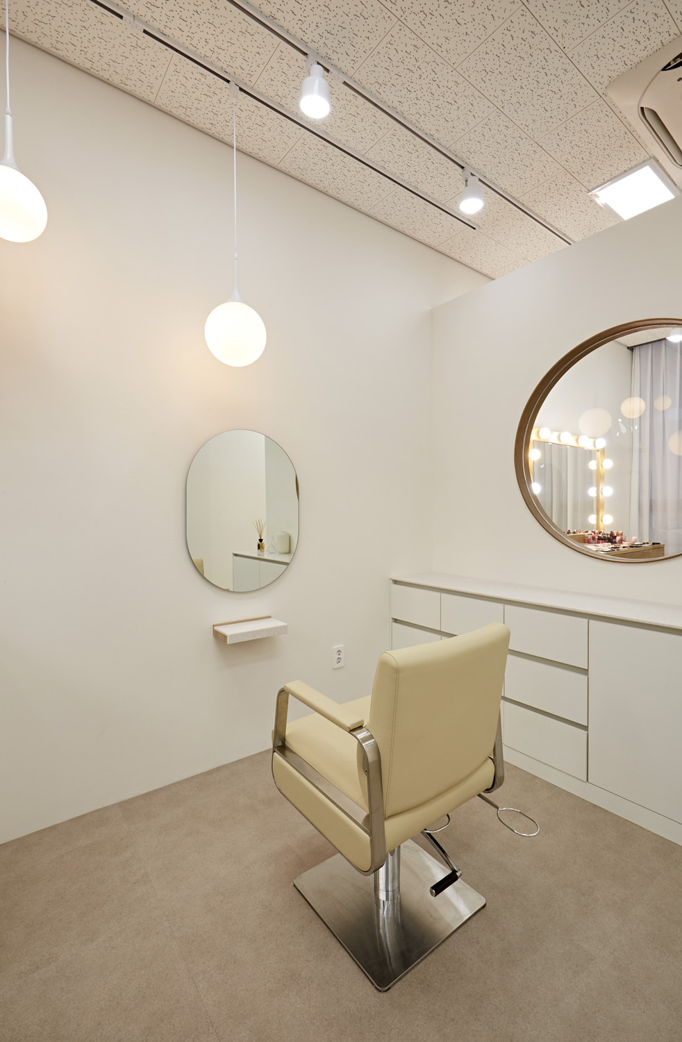 简约风格 10 坪美妆店设计案例-13