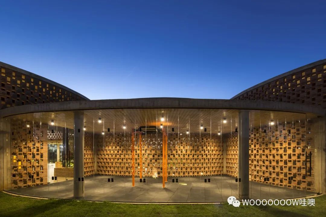 巴西 Unileão 大学体育馆 | 砖纹理与绿意空间的巧妙结合-3