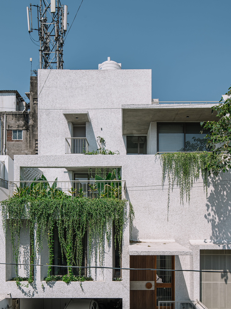 白色漂白之家 | 印度 Parvat Patiya 地区的现代简约住宅设计-15