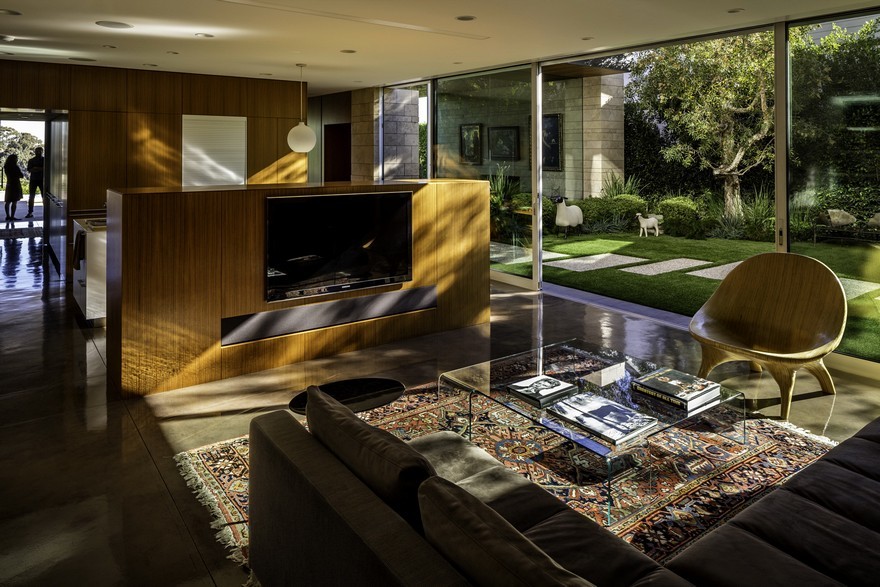 Pacific Palisades House Features Large Open Spaces-10