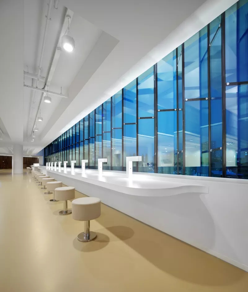 已有建筑中新空间的挖掘：镂空天花板，打造满溢阳光的中庭医学中心-11