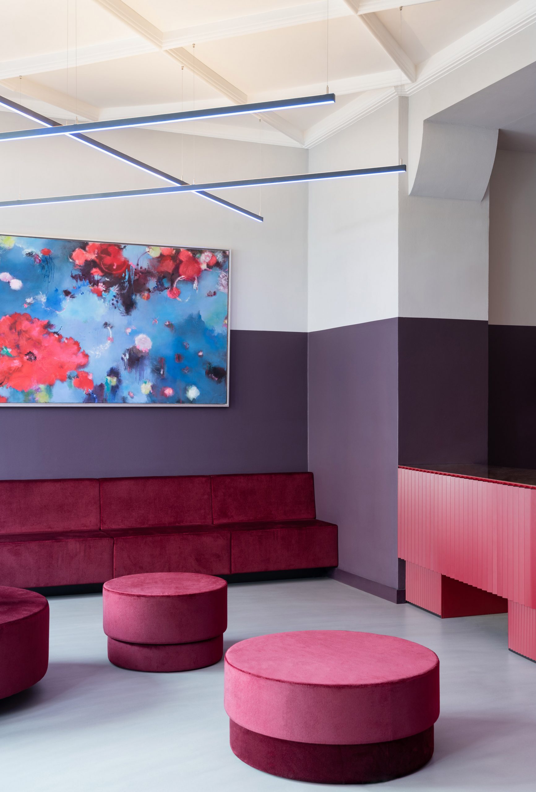 柏林艺术影院 Blauer Stern 翻新，霓虹灯与饱和色彩的视觉盛宴-11